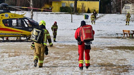 Mężczyzna jeździł na łyżwach po zamarzniętym jeziorze Dębowa. Wywrócił się i doznał urazu głowy