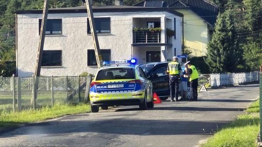 Mężczyzna wjechał w słup energetyczny. Za nieostrożną jazdę otrzymał mandat Mężczyzna wjechał w słup energetyczny. Za nieostrożną jazdę otrzymał mandat