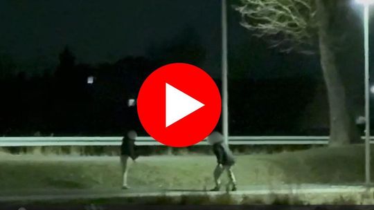 Mężczyzna z całej siły kopie kobietę i wyzywa ją od najgorszych. Drastyczne nagranie z Kłodnicy Mężczyzna z całej siły kopie kobietę i wyzywa ją od najgorszych. Drastyczne nagranie z Kłodnicy