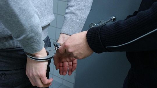 Miał dwa zakazy prowadzenia pojazdów i był poszukiwany. 30-latek wpadł podczas kontroli