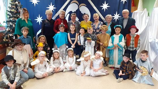 Międzypokoleniowe kolędowanie w „Naszym Domu”. Seniorzy zachwyceni