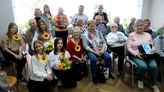 Międzypokoleniowe spotkanie w „Magnolii”. Seniorów odwiedzili uczniowie z PSP nr 12