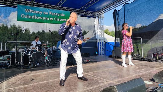 Mieszkańcy bawią się na festynie w Cisowej. Zdjęcia