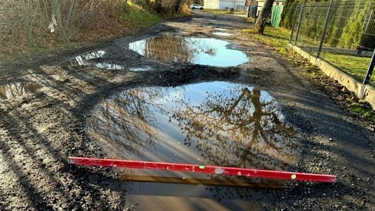 Mieszkańcy chcą remontu ul. Wandy. Miasto odpowiada: najpierw musimy przejąć teren od PKP