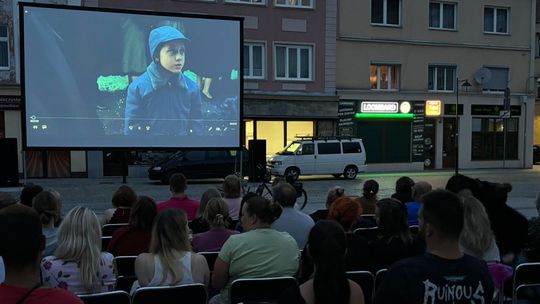 Mieszkańcy polubili letnie kino plenerowe. Kolejny seans wyświetlono na kozielskim Rynku