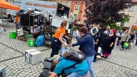 Mieszkańcy tłumnie przybyli wymienić elektrośmieci na sadzonki