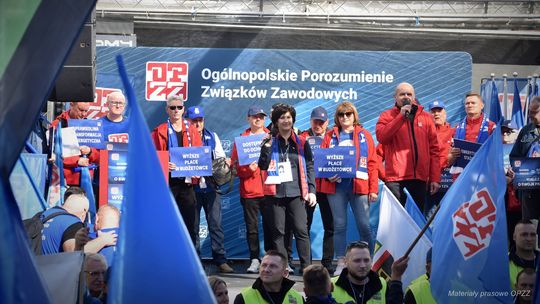 Mieszkańcy z Kędzierzyna-Koźla uczestniczyli w Ogólnopolskim Marszu Niezadowolenia w Warszawie Mieszkańcy z Kędzierzyna-Koźla uczestniczyli w Ogólnopolskim Marszu Niezadowolenia w Warszawie