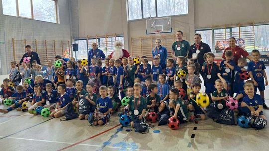 Mikołaj kibicował najmłodszym! Emocje i zabawa na Turnieju Piłki Nożnej w Sławięcicach Mikołaj kibicował najmłodszym! Emocje i zabawa na Turnieju Piłki Nożnej w Sławięcicach