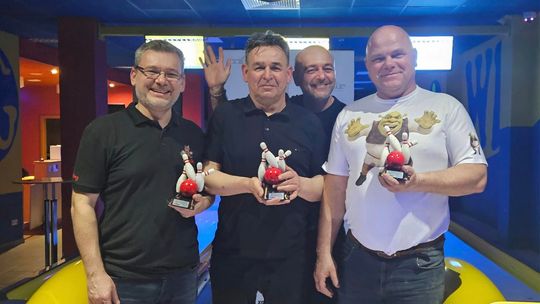 Mimo późnej pory kule toczyły się po właściwych torach