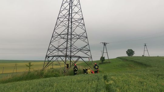 Młody mężczyzna porażony prądem spadł z dużej wysokości
