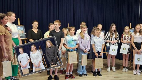 Młodzi artyści uchwycili piękno powiatu – wernisaż pokonkursowej wystawy fotograficznej w ZS nr 1