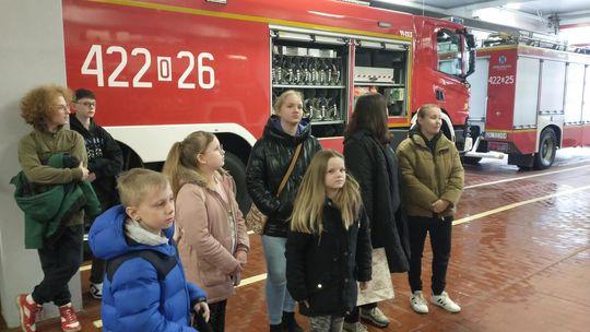 Młodzi druhowie odwiedzili zawodowych strażaków. ZDJĘCIA