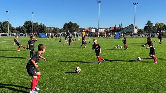 Młodzi piłkarze rywalizowali w duchu fair play na stadionie im. Tadeusza Waligóry. ZDJĘCIA