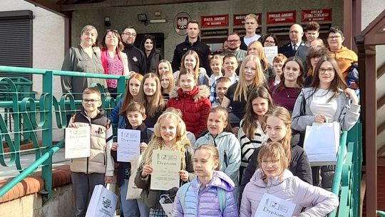 Młodzież z gminy Bierawa sprawdzała wiedzę pożarniczą. Za nimi pierwszy etap turnieju