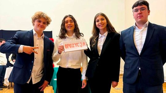 Młodzieżowe debaty na temat Unii Europejskiej z udziałem uczniów II LO