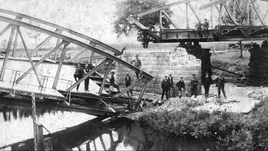 Most, a właściwie mosty, które znajdowały się w tym miejscu, były dwa razy wysadzane. VIDEO