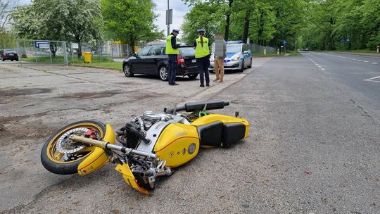 Motocyklista uciekł po zderzeniu z samochodem. Szuka go policja