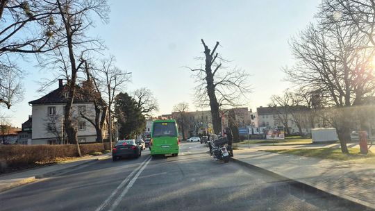 Motocyklista wjechał w tył autobusu. Zabrakło bezpiecznej odległości