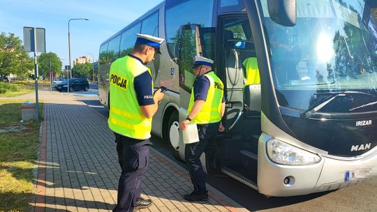 Mundurowi sprawdzają stan techniczny pojazdów, a także trzeźwość kierowców