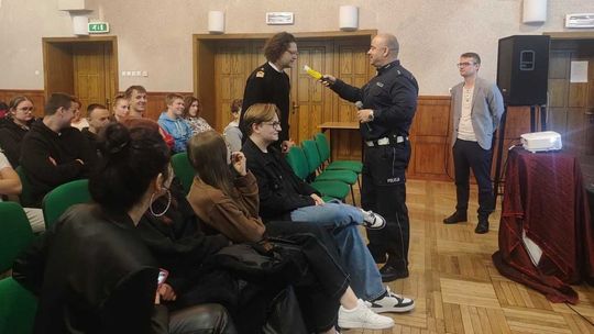 Mundurowi z młodzieżą dyskutowali o bezpieczeństwie