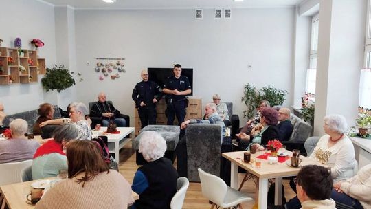 Mundurowi z wizytą u seniorów. Ostrzegali przed oszustami