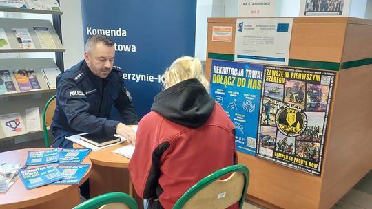 Mundurowi zachęcają do pracy w policji podczas wizyty w kędzierzyńsko-kozielskim pośredniaku