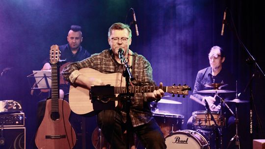 Muzyczny wieczór w Klubie Kameleon: Tomek Lewandowski & SzeSzeLe zagrają już w piątek