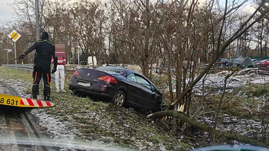 Na drogach zrobiło się znowu ślisko. Służby apelują o ostrożność