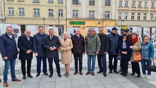 Na kozielskim rynku otwarto wystawę poświęconą historii Senatu Na kozielskim rynku otwarto wystawę poświęconą historii Senatu