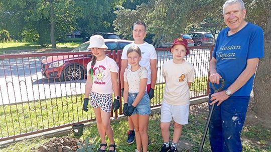 Na pamiątkę ukończenia PSP nr 20 uczniowie posadzili symboliczne drzewka. ZDJĘCIA