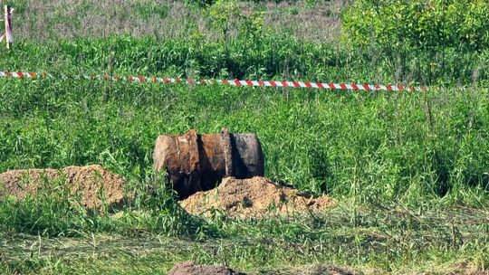 Na placu budowy wykopano beczkę z czasów wojny. ZDJĘCIA
