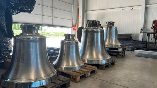 Na wieży kościelnej w Koźlu zabiją dzwony wykonane z brązu