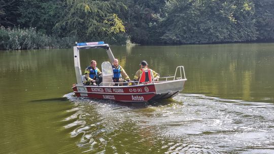 Na wodzie unosił się film. Interweniowali strażacy