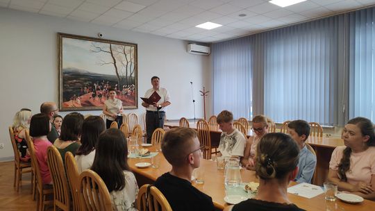 Nagrody Wójta Gminy Reńska Wieś za wybitne osiągnięcia dla najlepszych uczniów. ZDJĘCIA