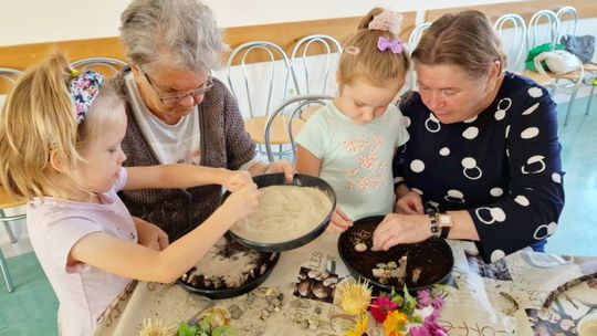 Najlepsza integracja międzypokoleniowa. Babcie i wnuki w jednej pracowni