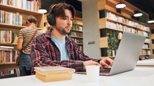 Najlepsze studia licencjackie 2026 - które kierunki pomogą Ci pewnie wejść na rynek pracy?