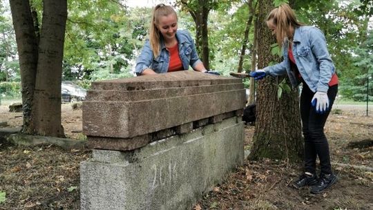 Naprawiają historię lokalną. Prace porządkowe na cmentarzu żydowskim w Dębowej. ZDJĘCIA