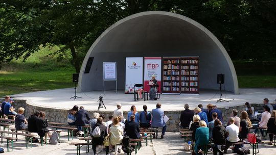 Narodowe Czytanie w parku nad Odrą