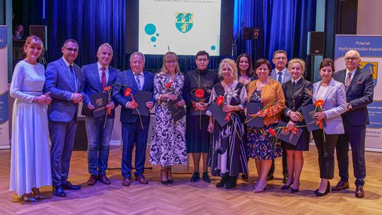 Nauczyciele i dyrektorzy szkół docenieni i odznaczeni za ciężką pracę