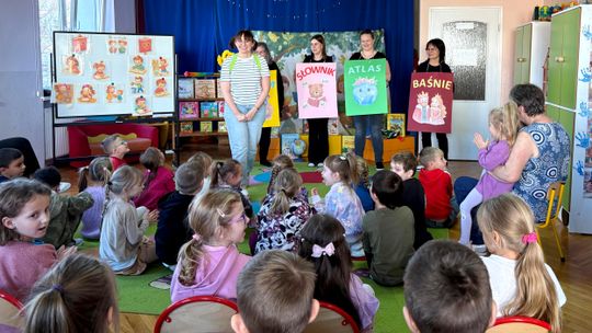 Nauczyciele z Publicznego Przedszkola nr 12 w Kędzierzynie-Koźlu w roli aktorów. ZDJĘCIA