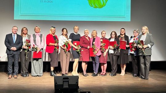 Nauczyciele z biało-czerwonym paskiem. ZDJĘCIA