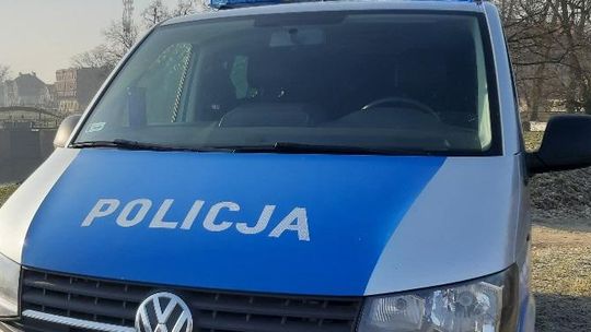 Nie było wolnej karetki. Starszy mężczyzna, który zasłabł, pojechał do szpitala radiowozem