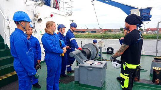 Nie dla wszystkich rozpoczęły się wakacje. Uczniowie „Żeglugi” wciąż zdobywają wiedzę. ZDJĘCIA Nie dla wszystkich rozpoczęły się wakacje. Uczniowie „Żeglugi” wciąż zdobywają wiedzę. ZDJĘCIA