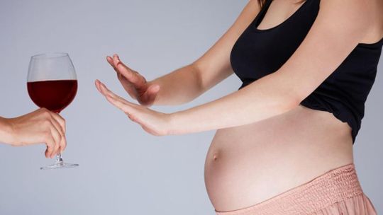 Nie pij, jeśli próbujesz zajść w ciążę lub podejrzewasz, że możesz być w ciąży. Gmina rzuca koło ratunkowe dla rodzin z Kędzierzyna-Koźla borykających się z tym problemem