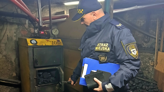 Nie tylko mandaty. Straż Miejska uczy, jak palić ekologicznie i przypomina o dostępnych dotacjach Nie tylko mandaty. Straż Miejska uczy, jak palić ekologicznie i przypomina o dostępnych dotacjach