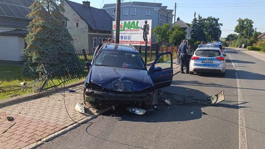 Nie zatrzymał się do kontroli. Podczas pościgu uderzył w słup i płot Nie zatrzymał się do kontroli. Podczas pościgu uderzył w słup i płot