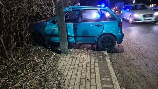 Niebezpieczne zdarzenie drogowe na ulicy 24 Kwietnia w Kędzierzynie-Koźlu. ZDJĘCIA Niebezpieczne zdarzenie drogowe na ulicy 24 Kwietnia w Kędzierzynie-Koźlu. ZDJĘCIA