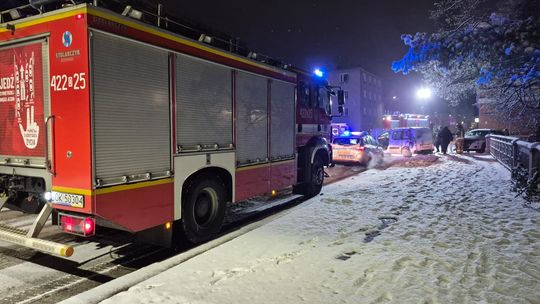 Niebezpieczny manewr wyprzedzania na Piastowskiej w Koźlu. Poszkodowana kobieta trafiła do szpitala Niebezpieczny manewr wyprzedzania na Piastowskiej w Koźlu. Poszkodowana kobieta trafiła do szpitala