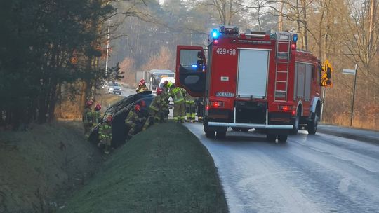 Niebezpieczny poranek na drogach. Zdarzenie drogowe z udziałem trzech pojazdów