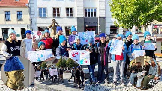 Niebieskie czapki na ulicach Koźla: młodzież mówi NIE przemocy i nienawiści. ZDJĘCIA